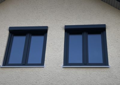 Fenster mit Vorbaurolladen.2